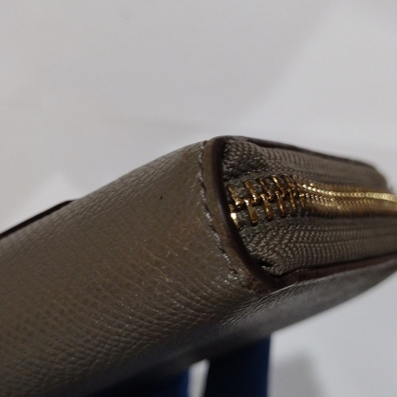 Coach Brown Leather Zip Wallet – Dual-Tone Design - Gold Logo | Sleek & Stylish - Picture 7 of 15